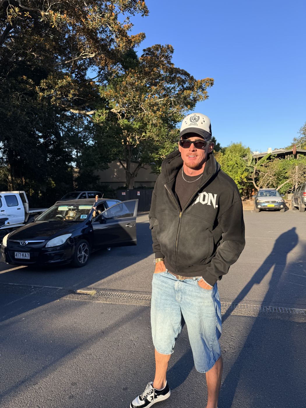 Jayess in a cap and sunglasses on the street